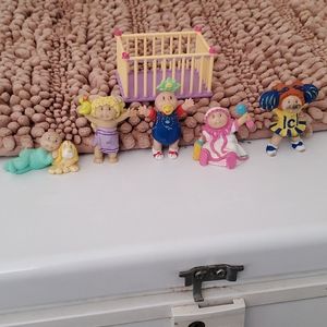 Vintage 1984 Cabbage Patch pvc figurines(5) & crib